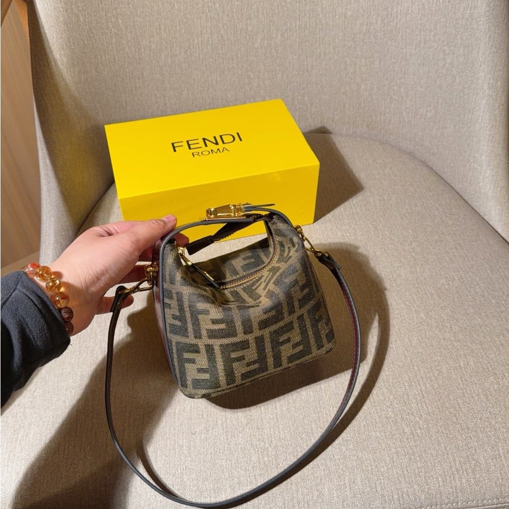 Fendi 15×12×9cm shoulder bag